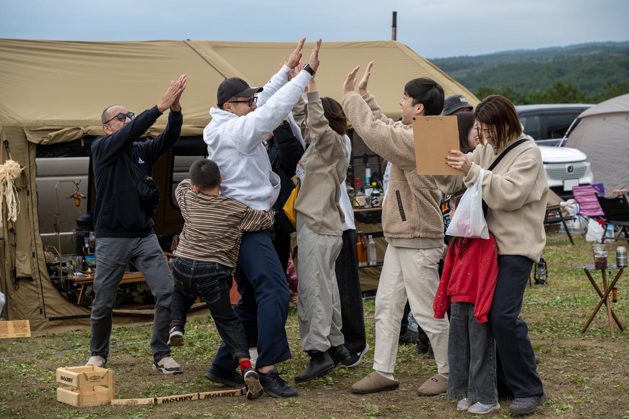 見事キレイに倒したらみんなでハイタッチ！