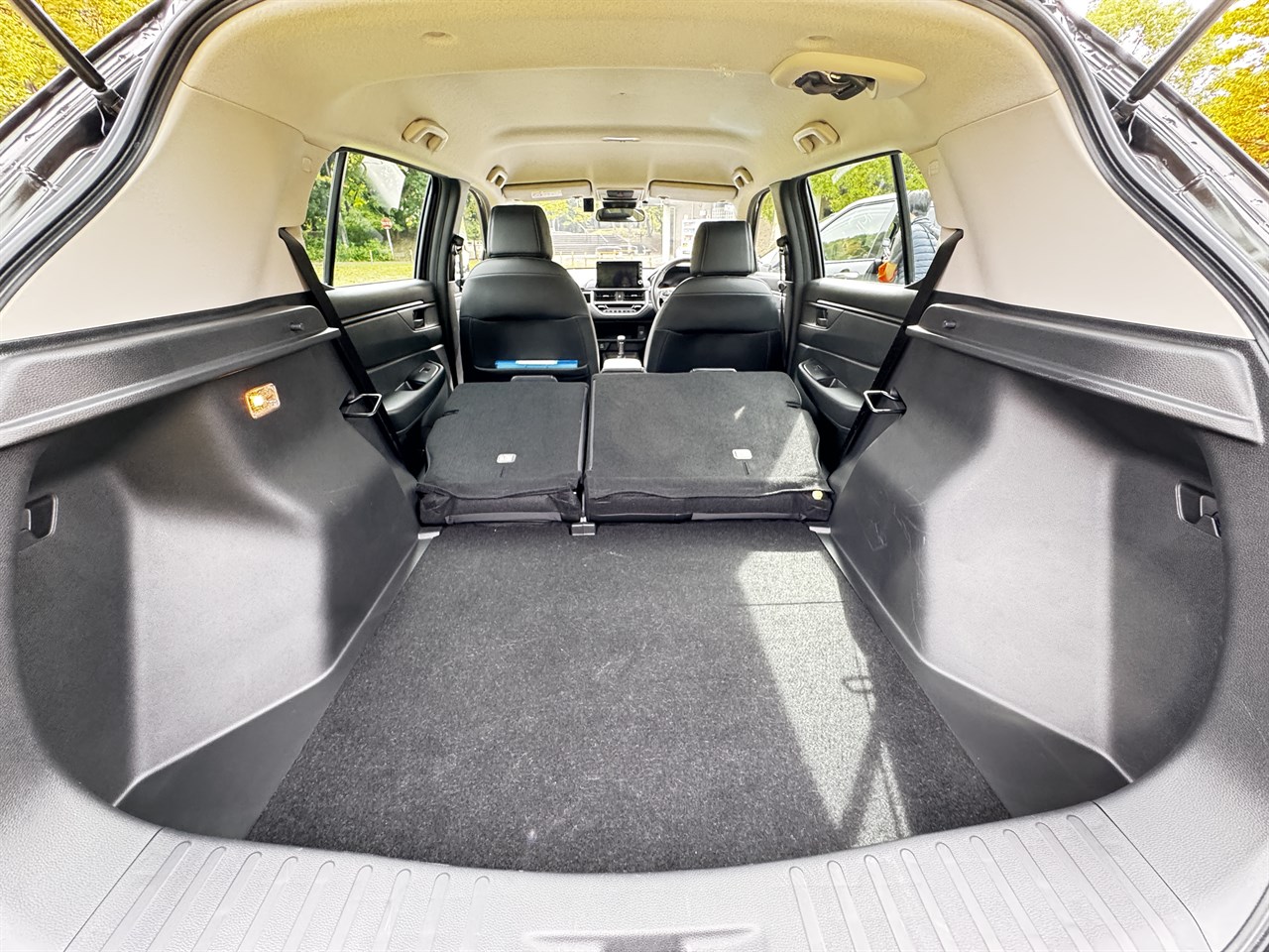 一方、WR-Vは床が低いため、背の高い荷物でも余裕で積めます