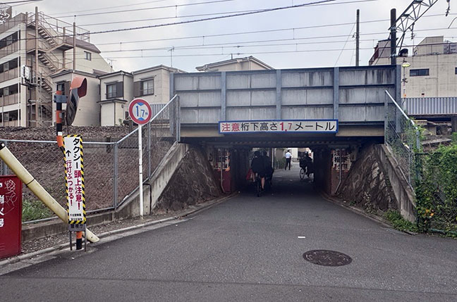 牛田駅近くのガード下