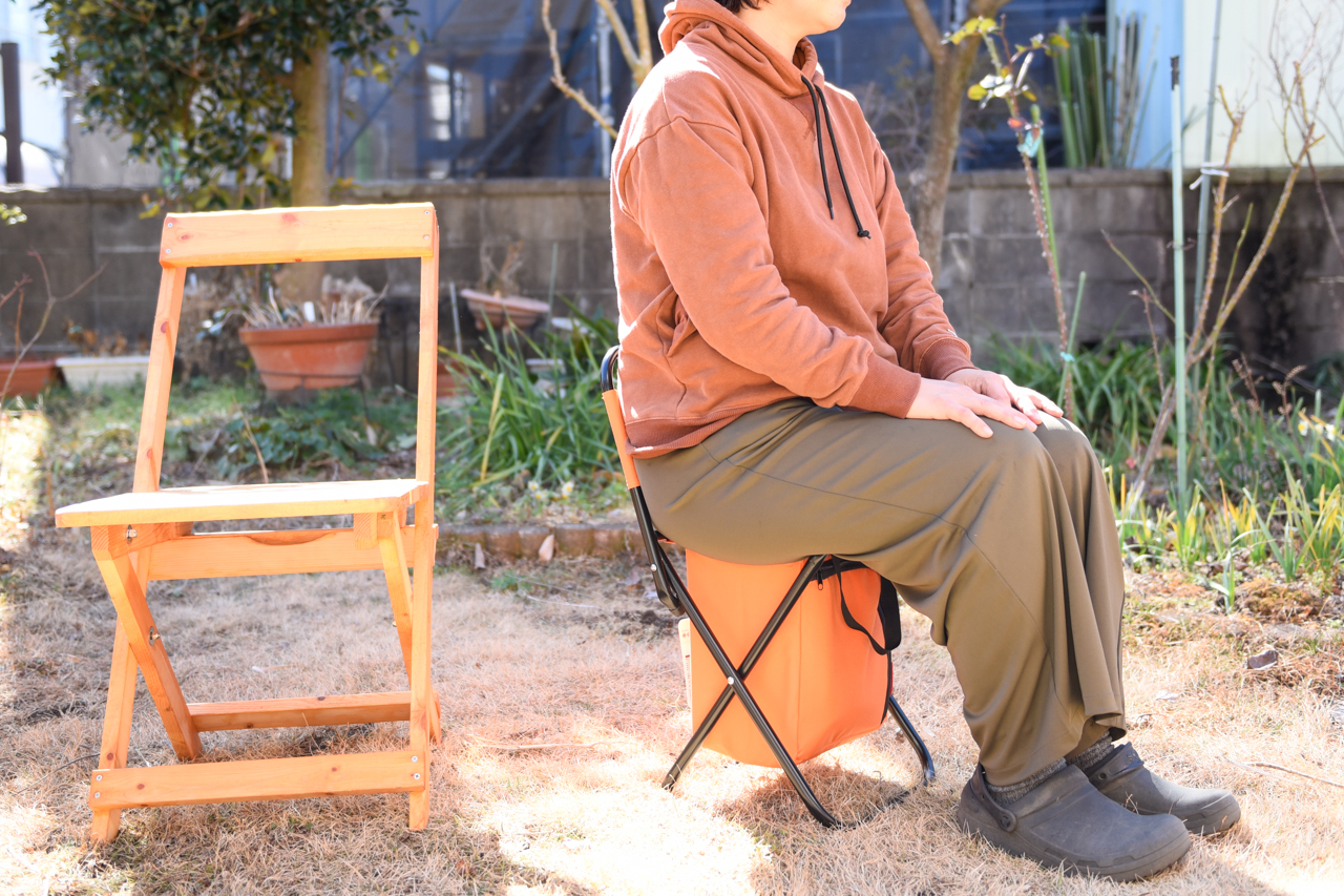 簡易イスに座った状態