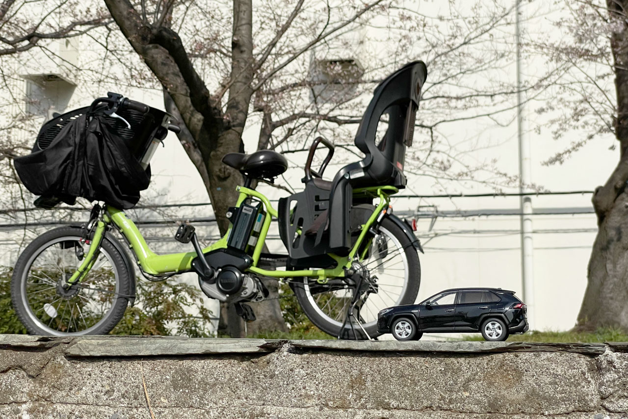 桜の木の前に自転車がいる状態
