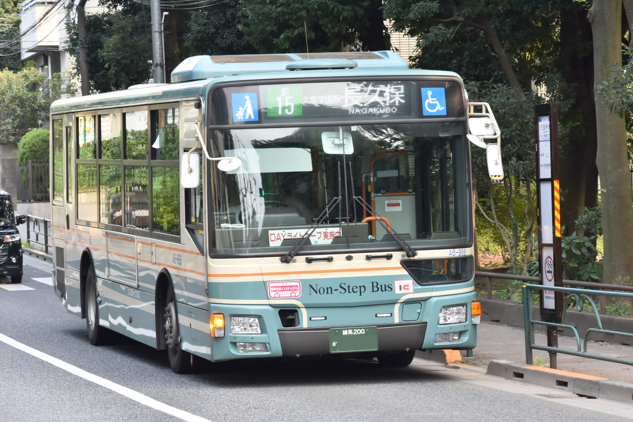 発進しようとしている路線バスを追い越すのは違反
