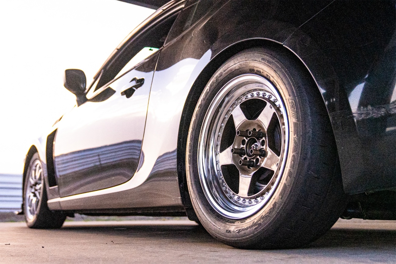 コスパを意識したサーキット走行向けのタイヤを装着したスポーツカー
