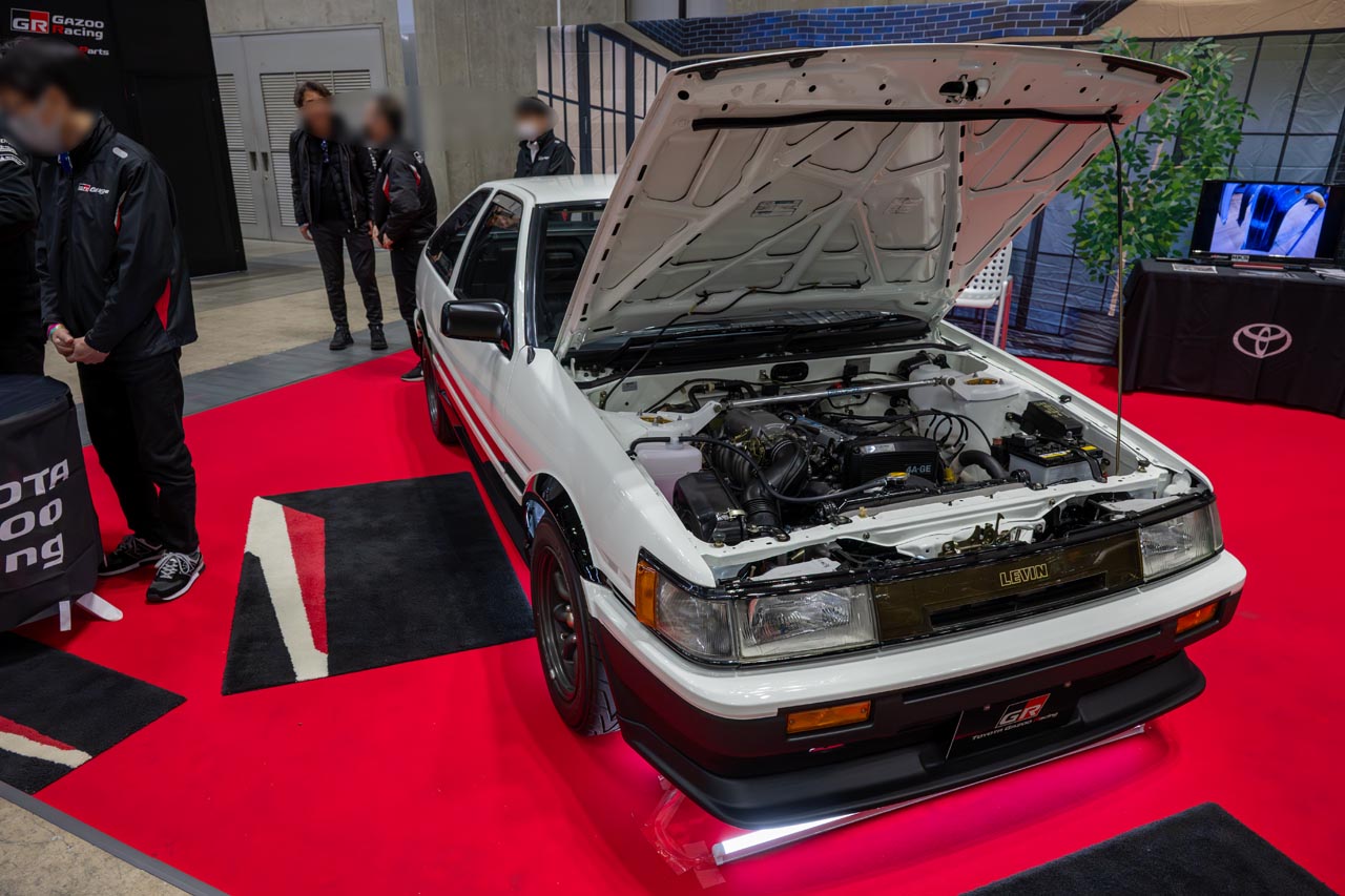 GR Garage富山新庄のAE86レビン。復刻された4A-GEUのシリンダーヘッド＆ブロックなどのGRヘリテージパーツを装着。現代の車と比べて補機類が少なくエンジンルームがスカスカでビックリ！