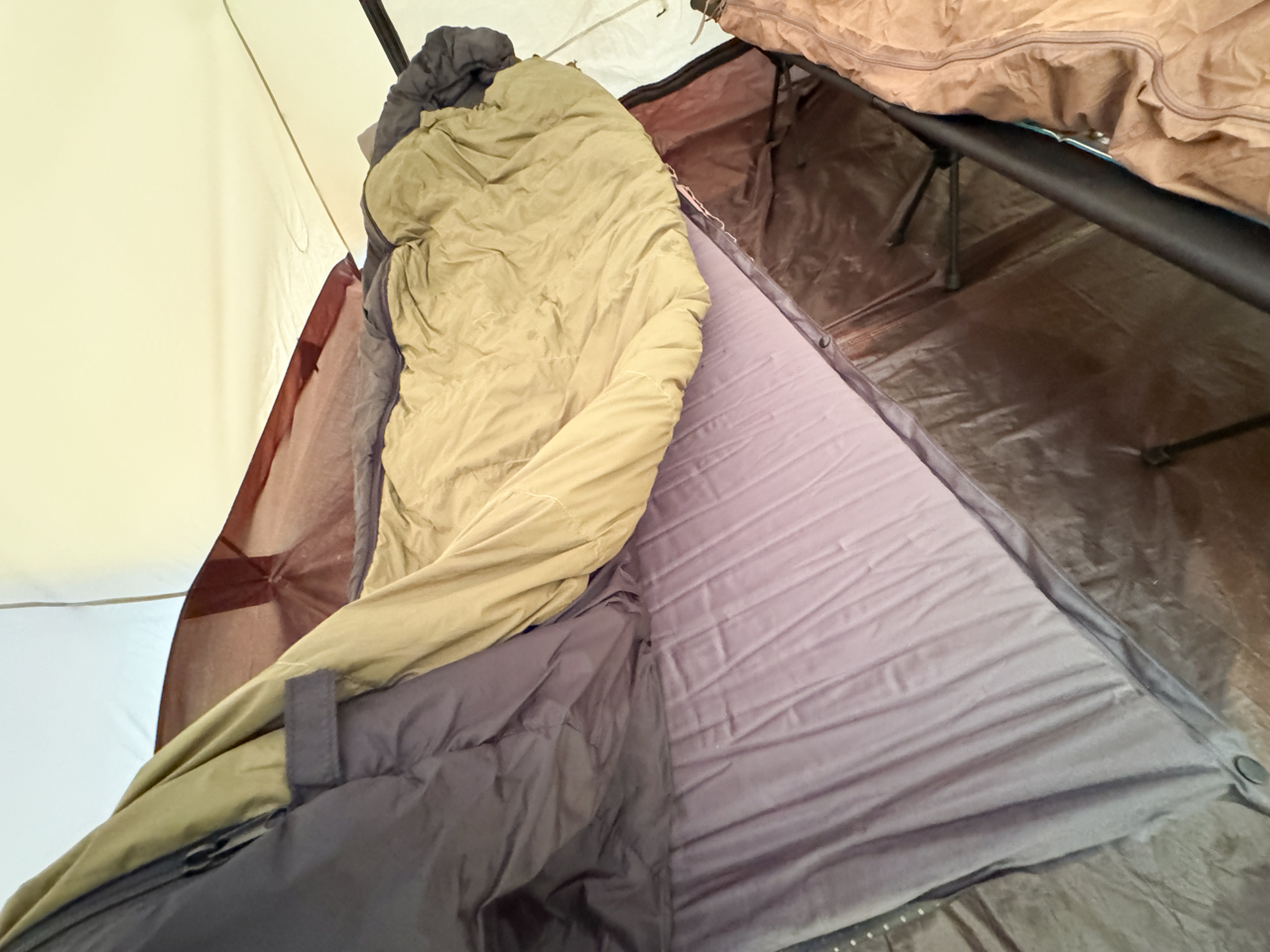 インフレータブルタイプのマットは滑りやすいようです