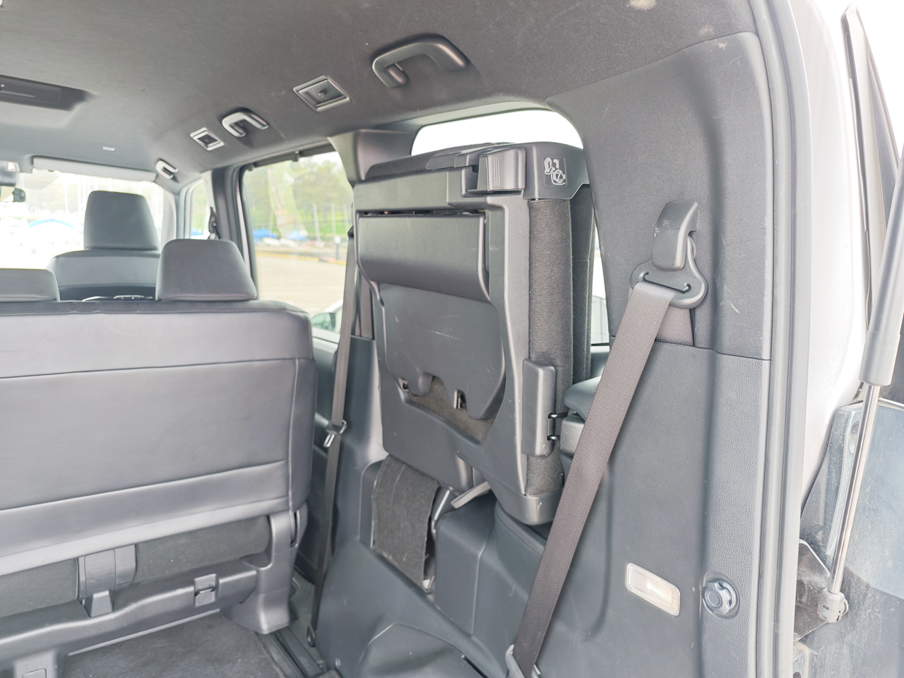 ヴォクシーで格納されたサードシート