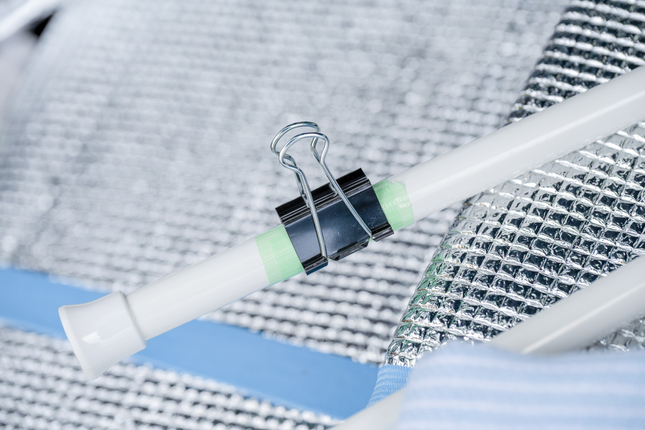 突っ張り棒のはしにクリップを固定(クリップの滑り止めに養生テープをまきました)