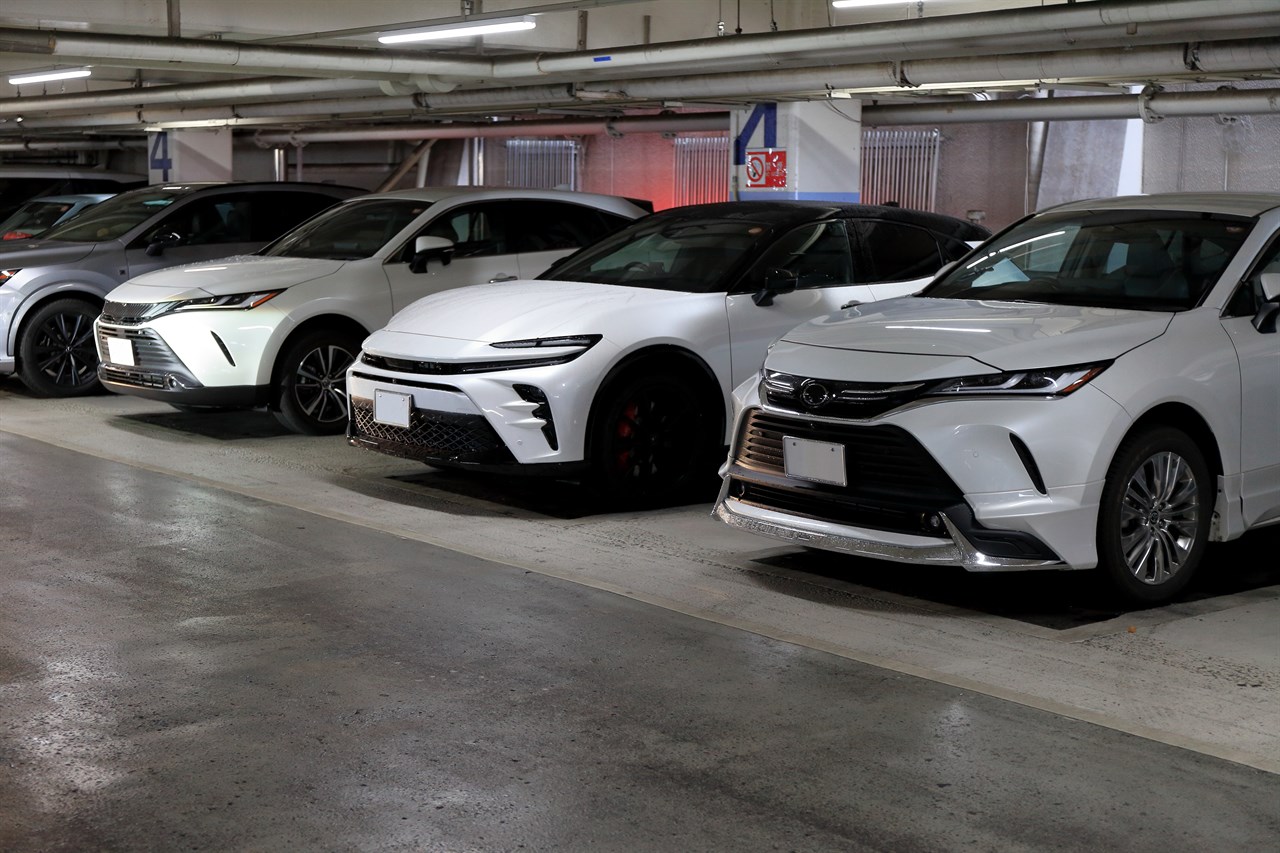 駐車場に停まるハリアーやクラウンスポーツ