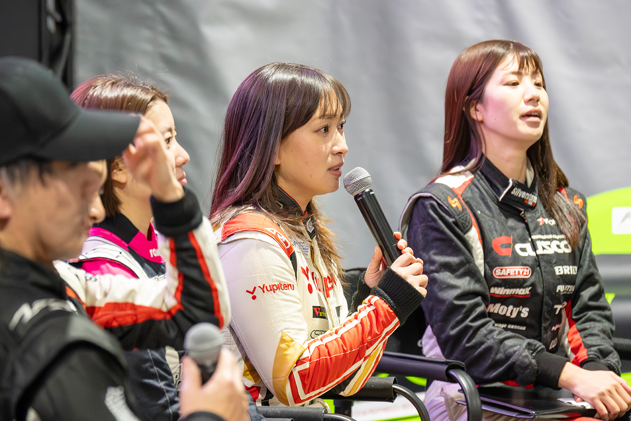 スポーツ走行の中休みに開催されたインストラクターのトークショー