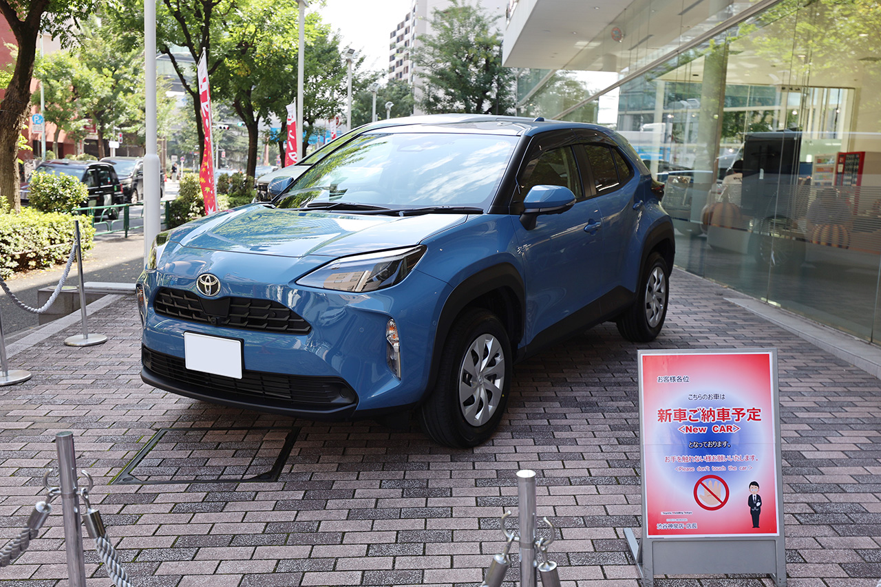 このグレイッシュブルーのヤリス クロス、もしかして、これがマイカー!? 道路からもショールームの中からもわざわざ人目に付く店頭に置いて用意してくれるなんて感動…