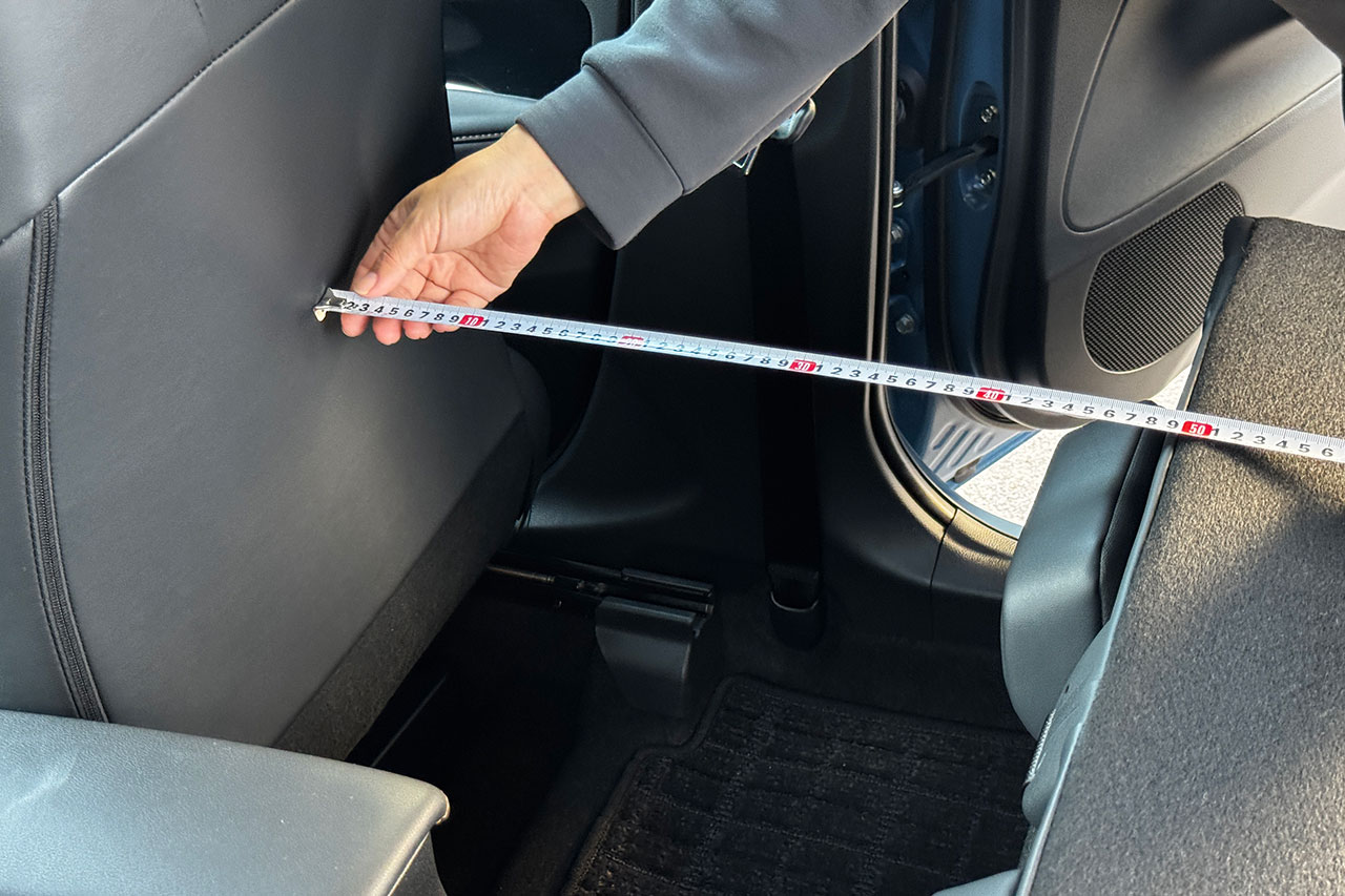 セカンドシートから運転席までの距離
