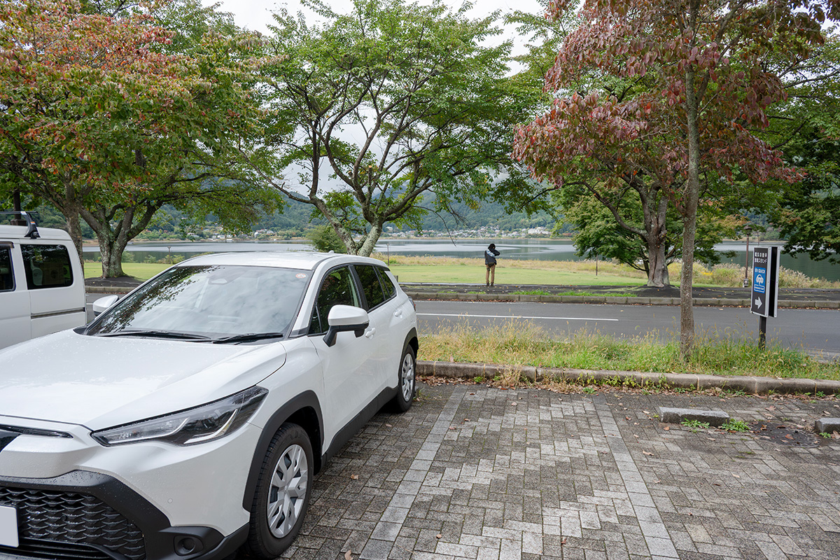 道の駅かつやま すぐそこは河口湖畔。レンタサイクルを楽しんでいるインバウンドのお客さまもいました