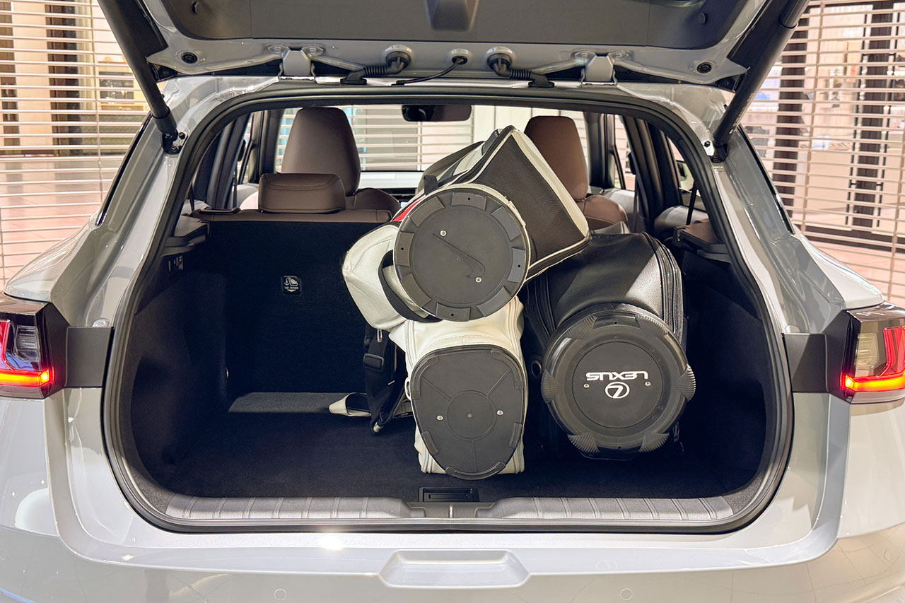 後部座席の6側を倒し、9インチ×2個、9.5インチ×1個を縦（斜め）に積んだ状態