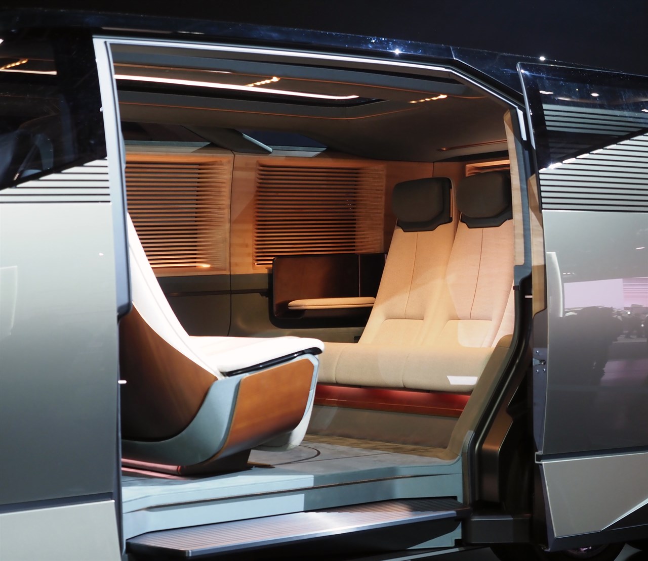 後席は対面で会話できるスタイル。大開口のスライドドアのお陰で、3列目へ容易にアクセスできる