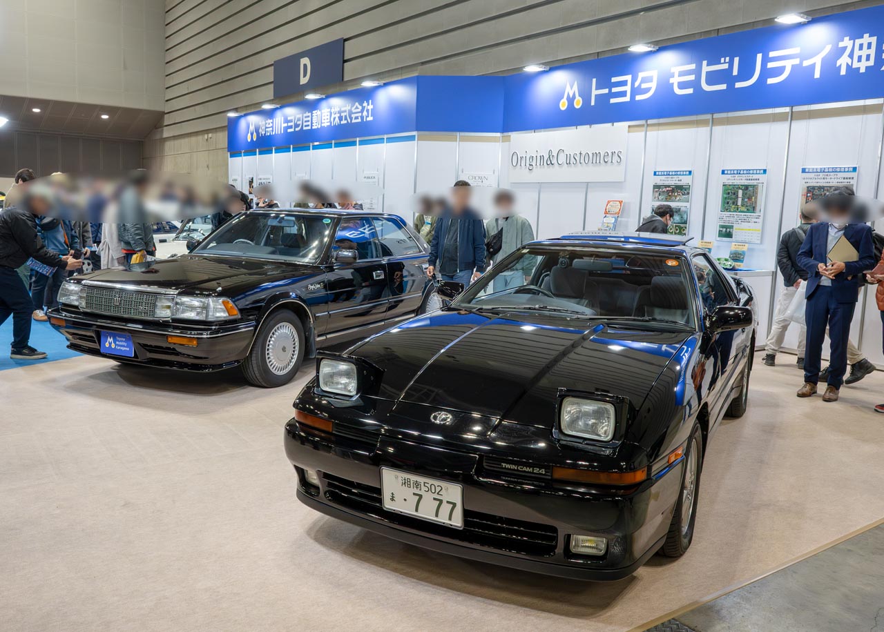 トヨタモビリティ神奈川のブースに出展された70型スープラと137型クラウン。A70スープラというと直6の2.5リッターツインターボ搭載のJZA70が有名ですが、この出展車両は2リッターの1G-GEU搭載モデル。チョイスが渋い！