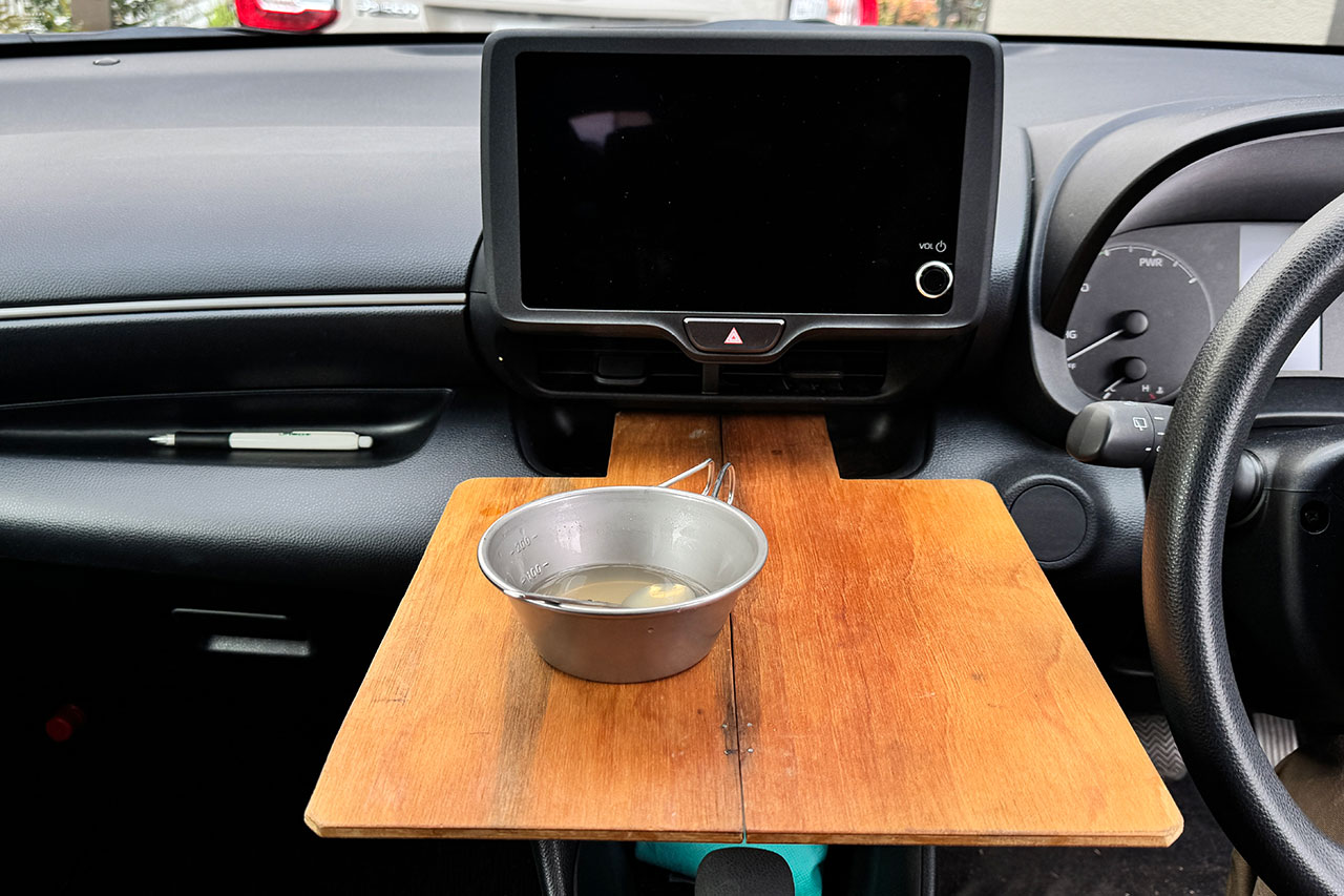 ヤリスだと簡単な食事ができるテーブルに!