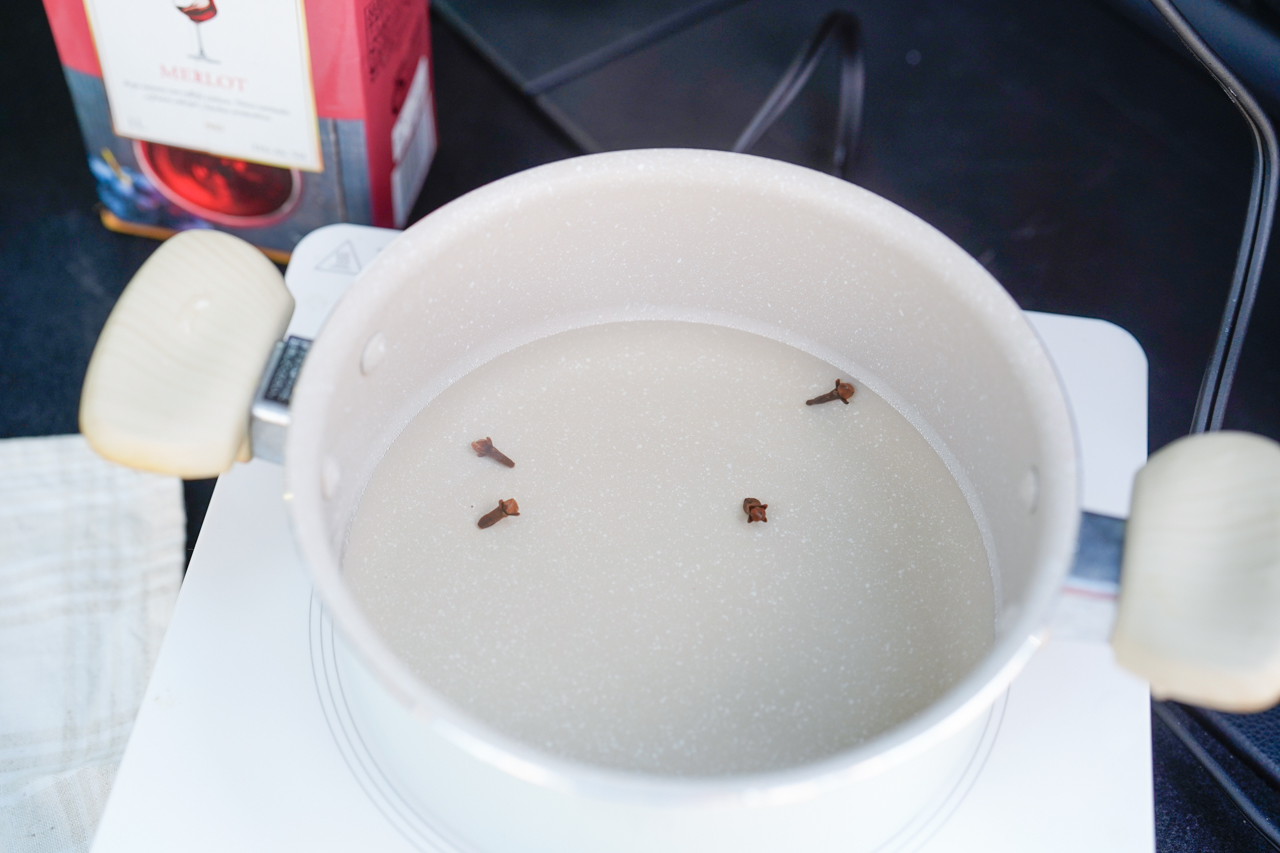 白ワインにクローブを入れてあっためている様子