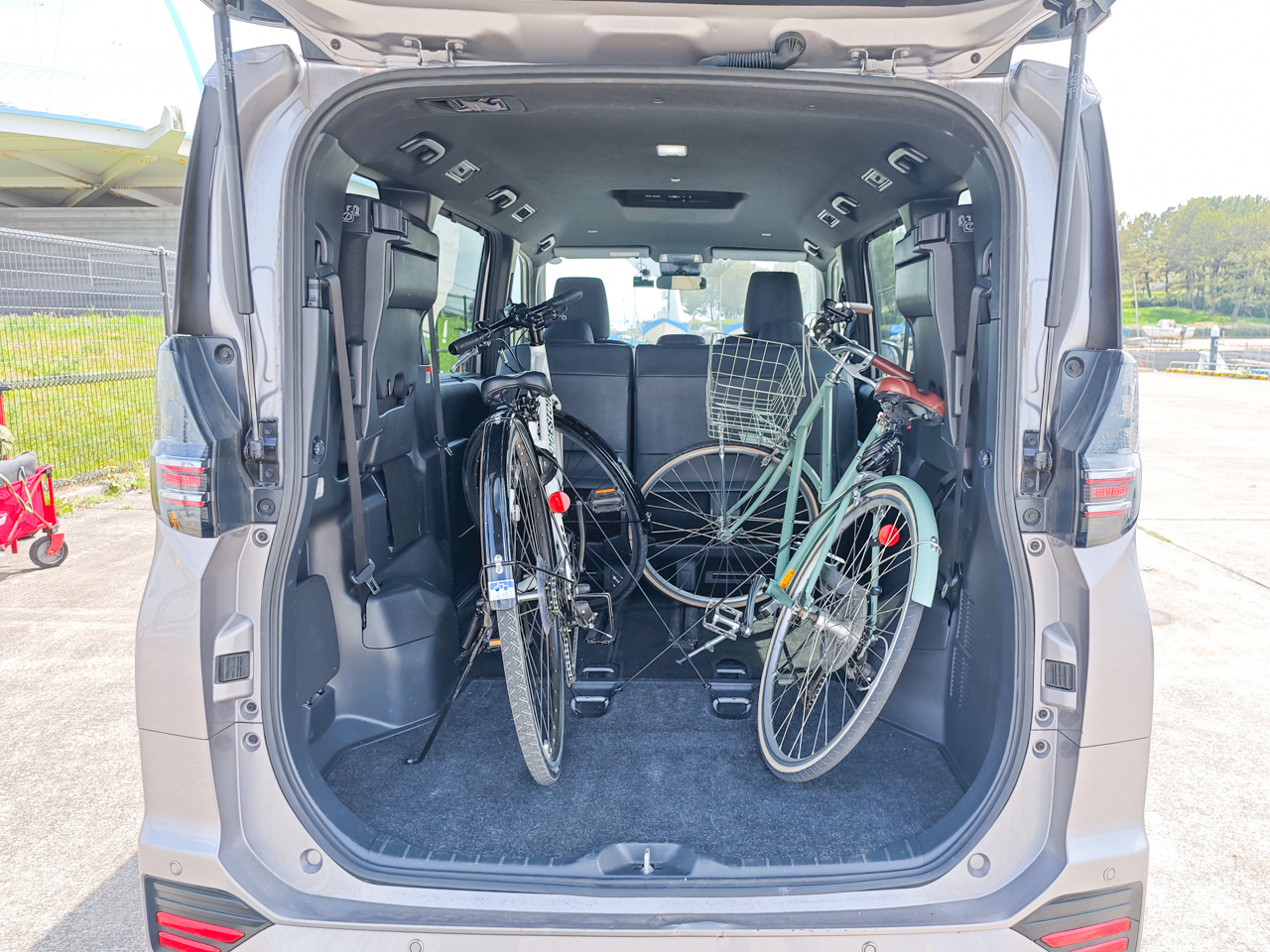 ヴォクシーの荷室に自転車を入れた様子