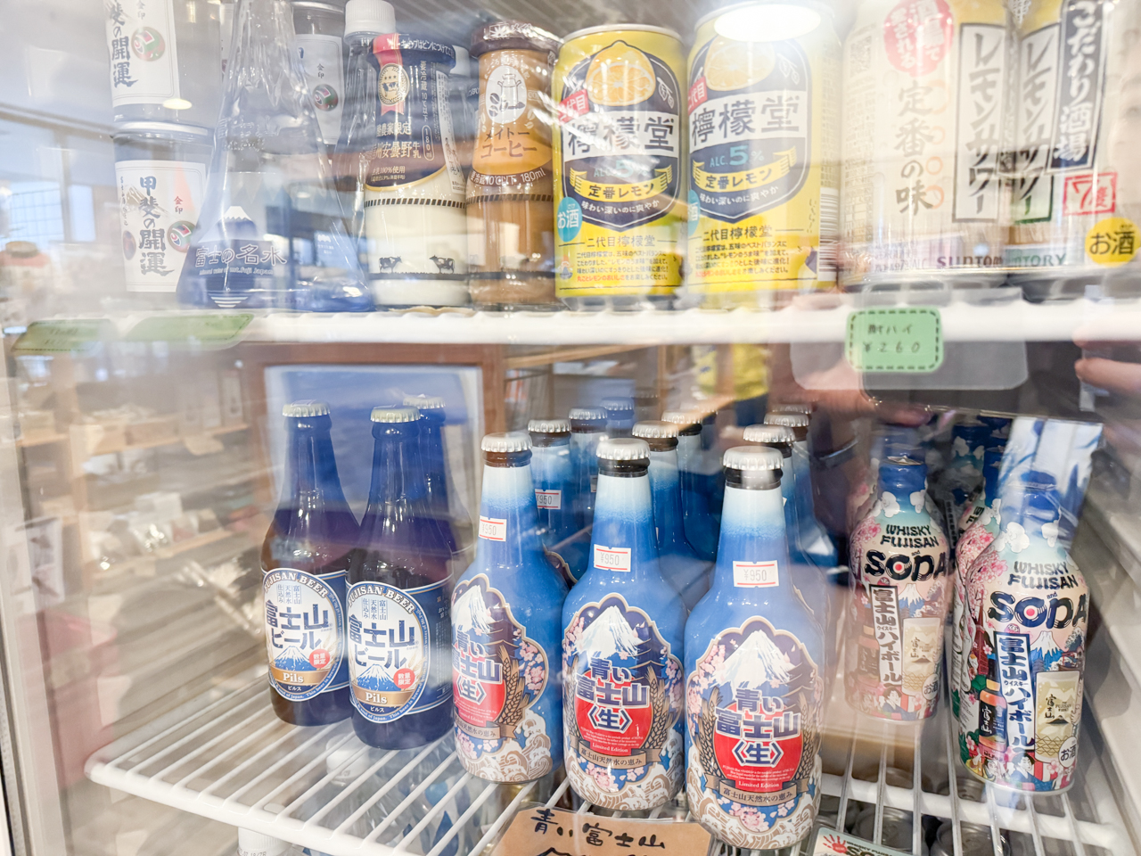 地ビールなどのアルコールや清涼飲料水もあります