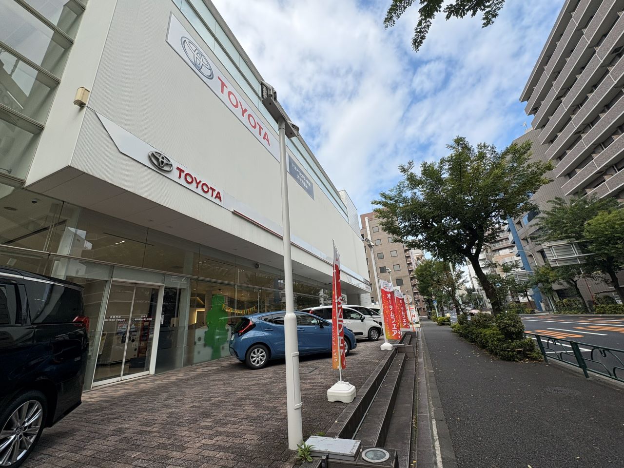 契約したヤリス クロスの納車はトヨタモビリティ東京の渋谷神泉店で。京王井の頭線から徒歩5分ほど、旧山手通り沿いの好立地にある。オンラインで契約したので、お店に伺うのは実は初めて。緊張する~