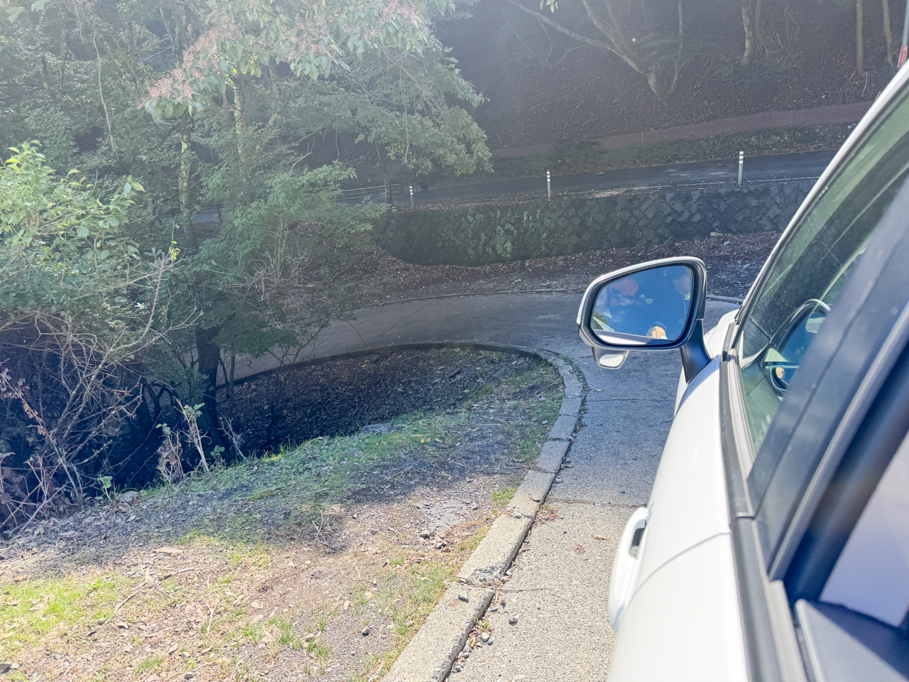 管理棟からサイトへ降りていく道。幅が狭く、急こう配・急カーブです