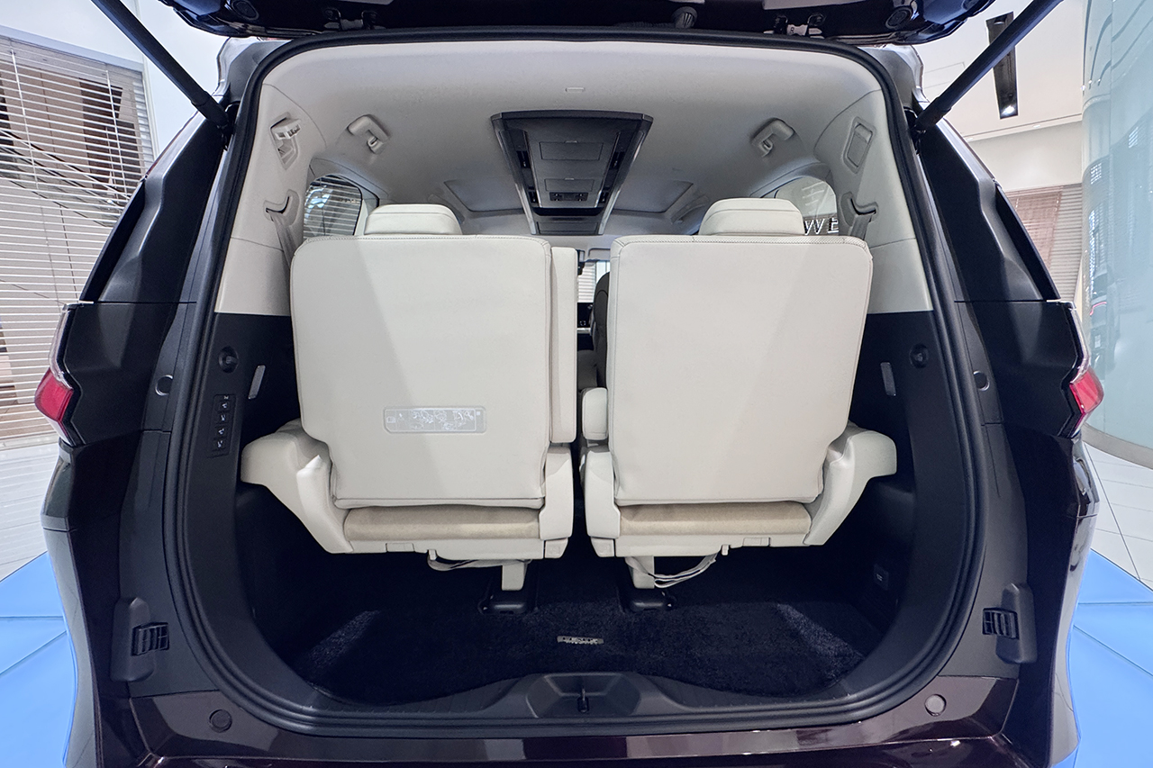 レクサスLMの荷室を開けた状態