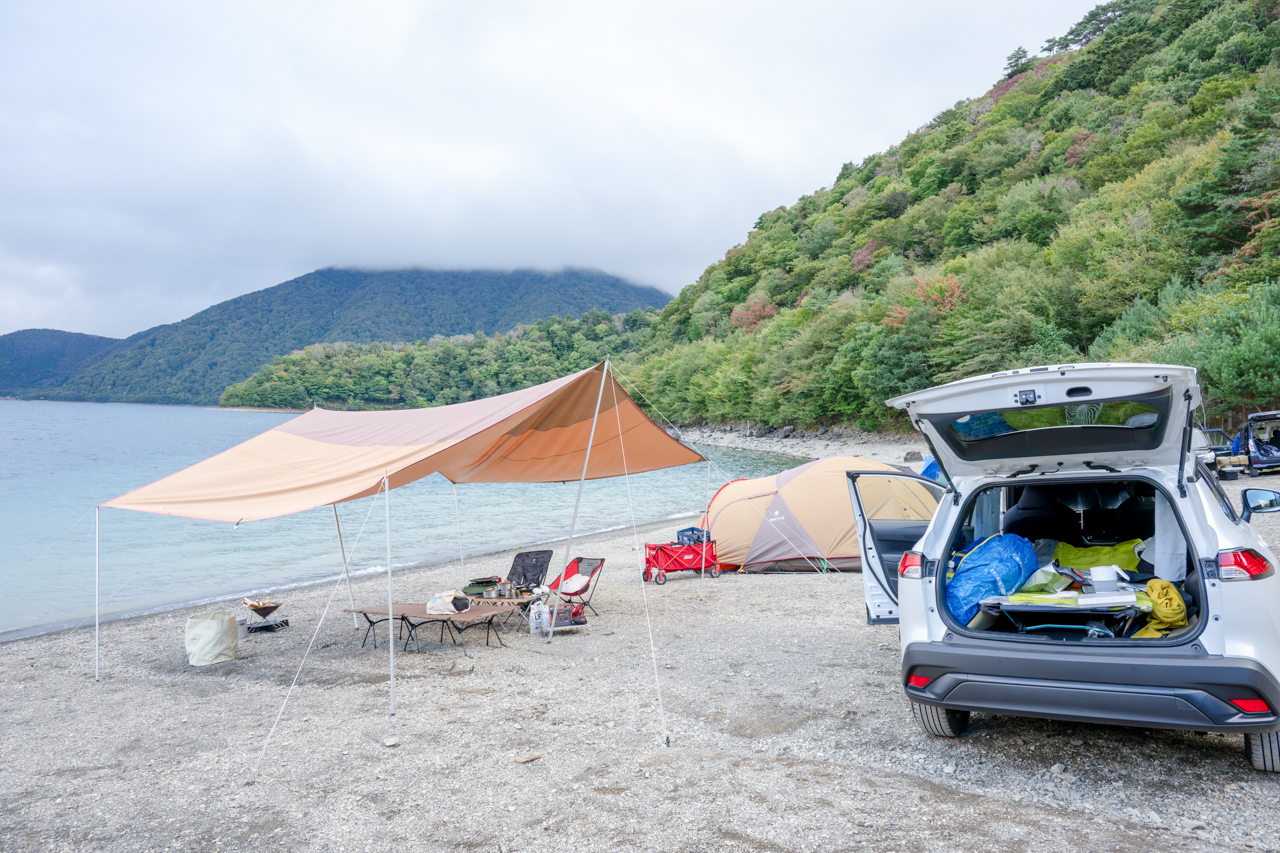 2名が寝たテントと1名が寝たカローラクロスの荷室が両方見える