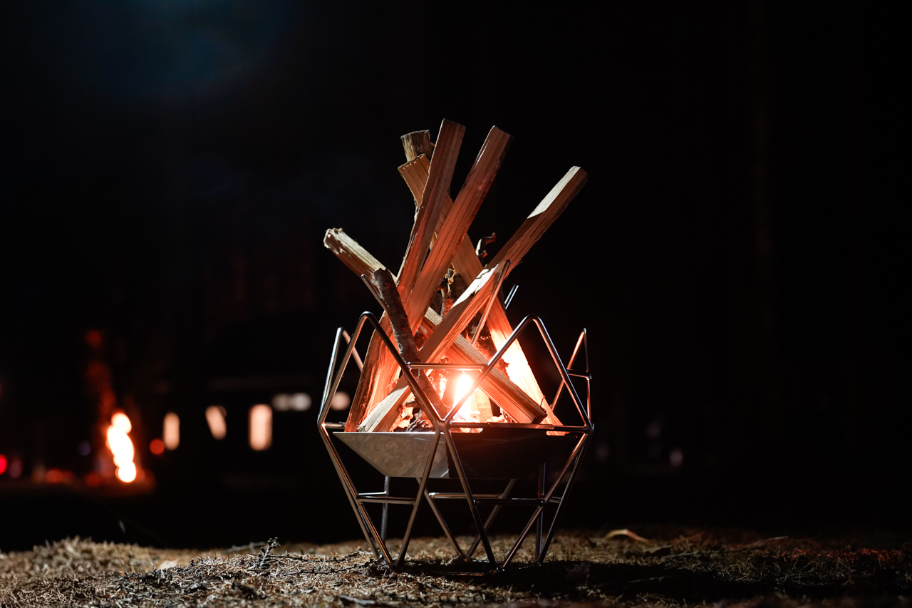 火をつけたばかりの焚き火台