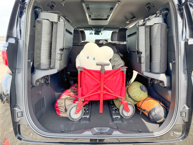 【実車検証】アルファードの荷室サイズ＆収納力をレビュー！身長別の座った時のサイズ感もご紹介 