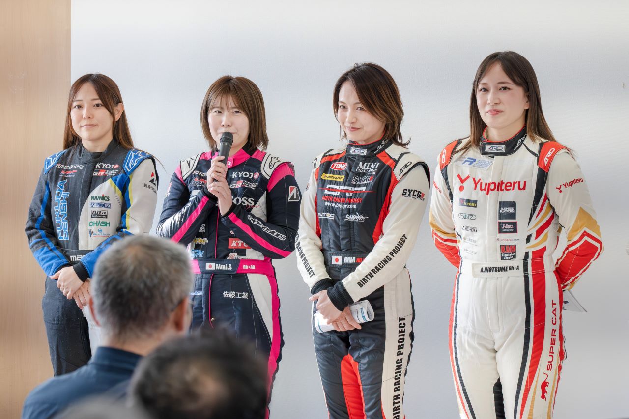 同じくインストラクターを務める（左から）岩岡万梨恵さん、斎藤愛未さん、いとうりなさん、猪爪杏奈さん。豪華！