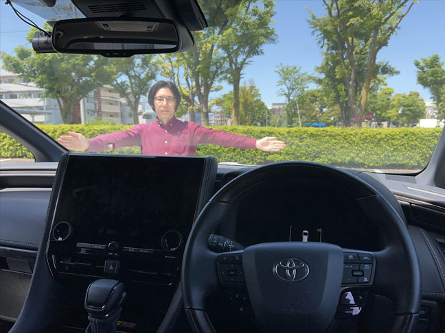 アルファードだと距離感もさることながら、胸の高さから上しか見えていないことにも注意