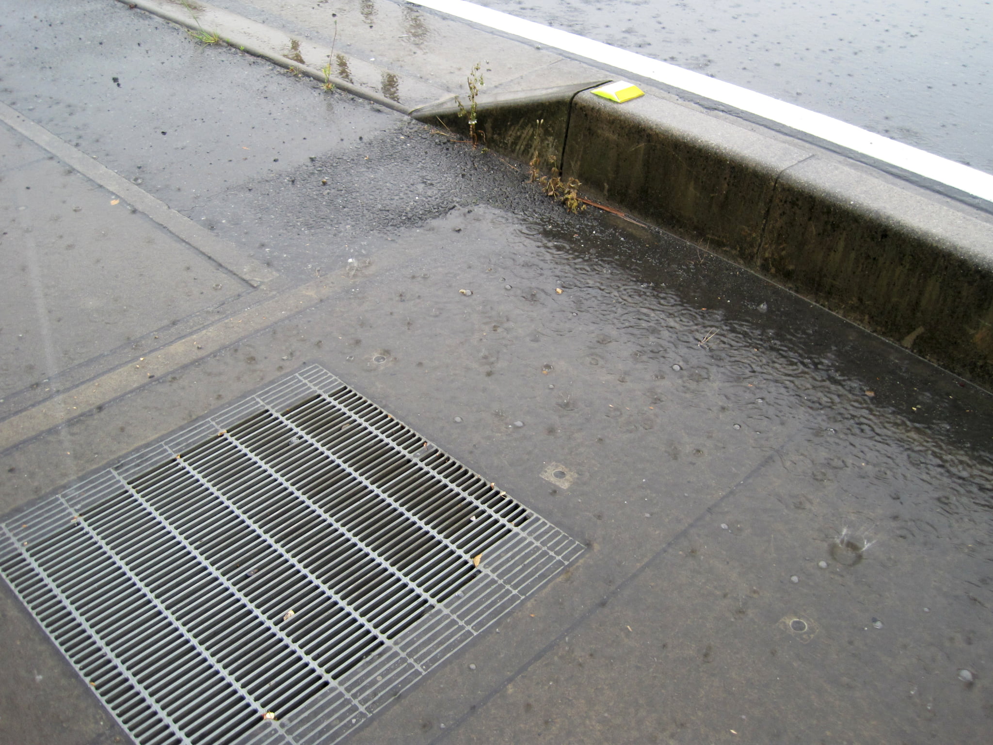 道路の縁石に乗り上げたりキャッツアイを踏んだりすることで、タイヤ内部が損傷