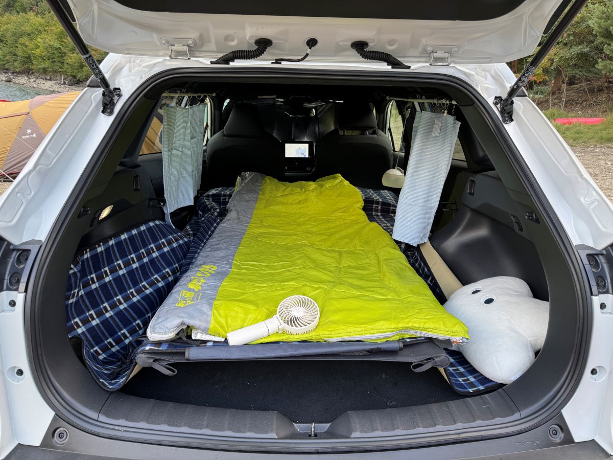 同行スタッフがしつらえてくれた車中泊のセットアップ（大感謝！）により、悪天候でも快眠できた一夜を明けて、いざ出発！