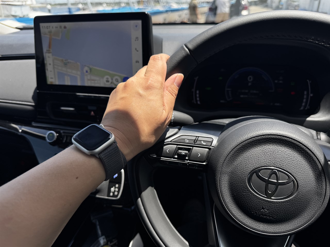 スマートウォッチをつけて運転しているイメージ（停車中）