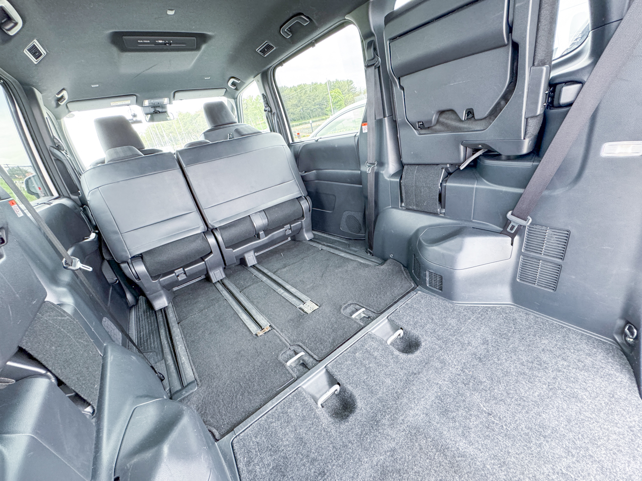 ヴォクシーのシートアレンジ（ビッグラゲージモード：セカンドシートを前へスライド・サードシートを跳ね上げ格納）