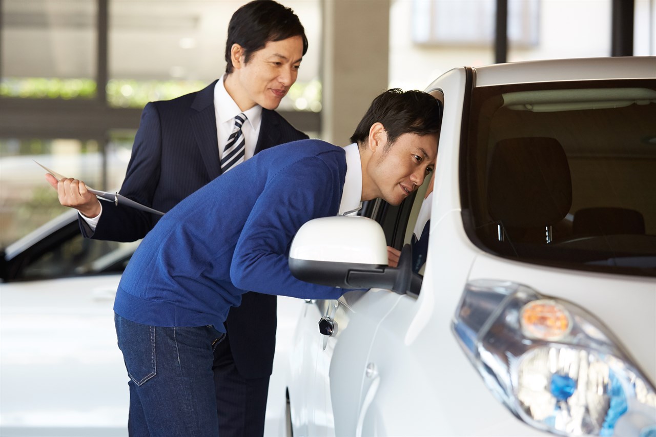 中古車の実車確認をしている男性の写真