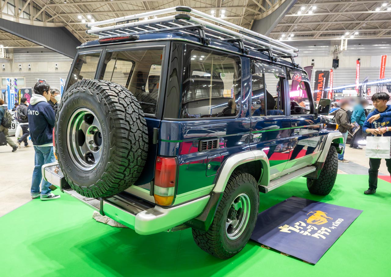 ランクル70はいまもって現行モデルが存在する本格オフローダーですが、ベルトラインが低くて窓が大きく後席も開放感があること、Dピラーがブラックアウトされているなどデザイン的なこだわりも垣間見えます