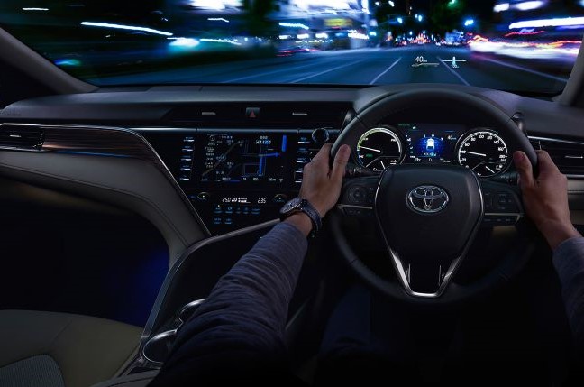 夜間運転中のイメージ