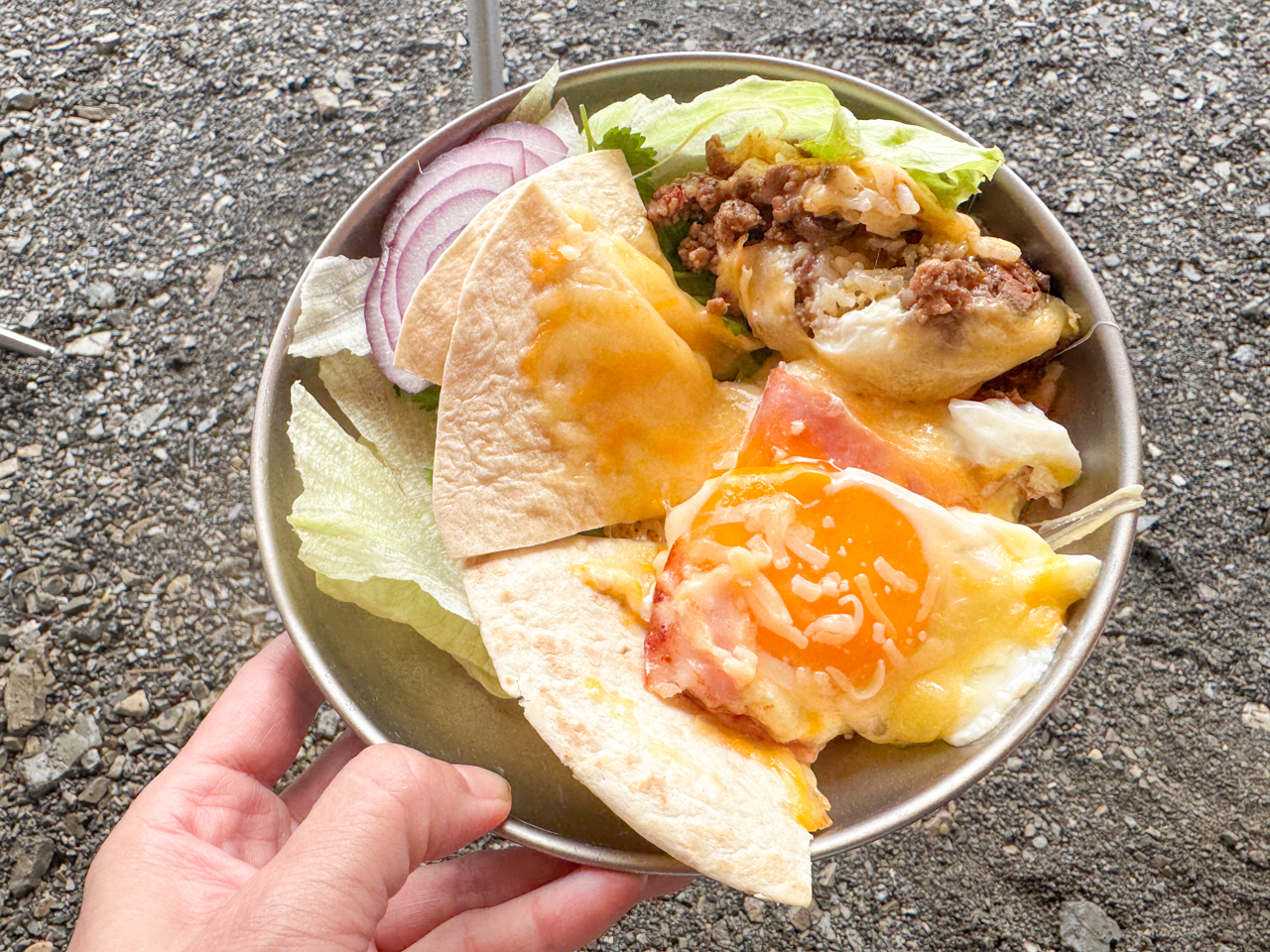 ベーコンエッグにトルティーヤを加えたもの。残り物もリメイクで美味しくいただきます。