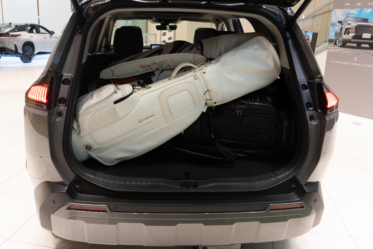 4つのゴルフバックが乗っている