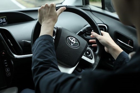 車線変更のコツとは？安全運転のプロが進路変更の方法について解説