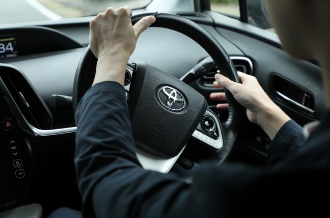 車線変更のコツとは？安全運転のプロが進路変更の方法について解説