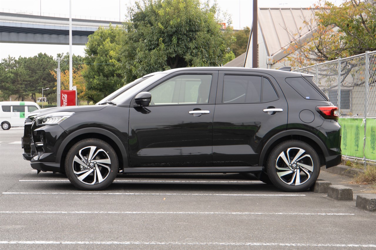 奥：WR-V　手前：ライズ