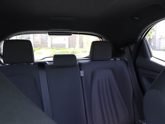 ヤリスの運転席から振り向いた景色。車体後部までの距離に注目