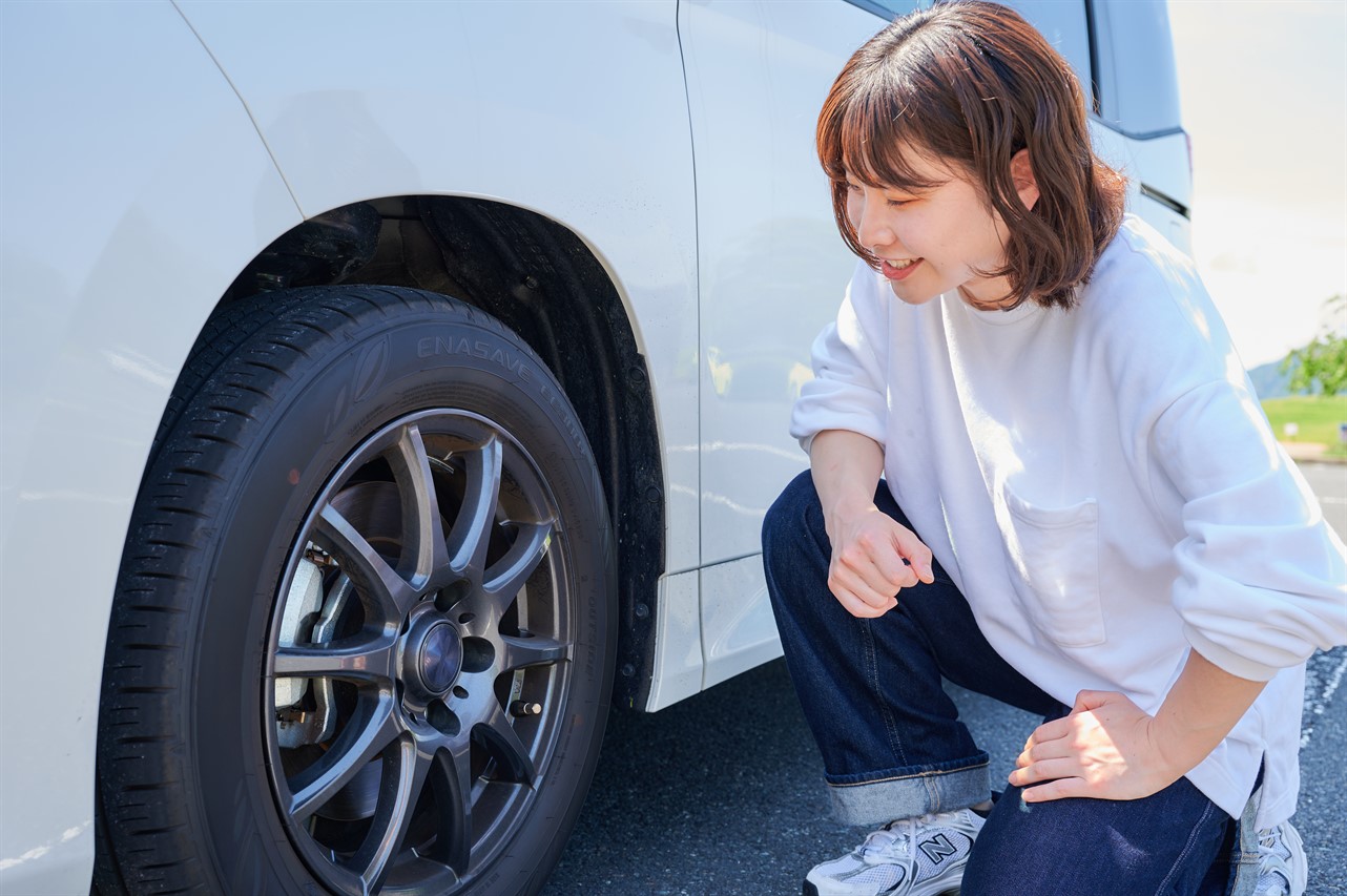 タイヤの様子をチェックしている人