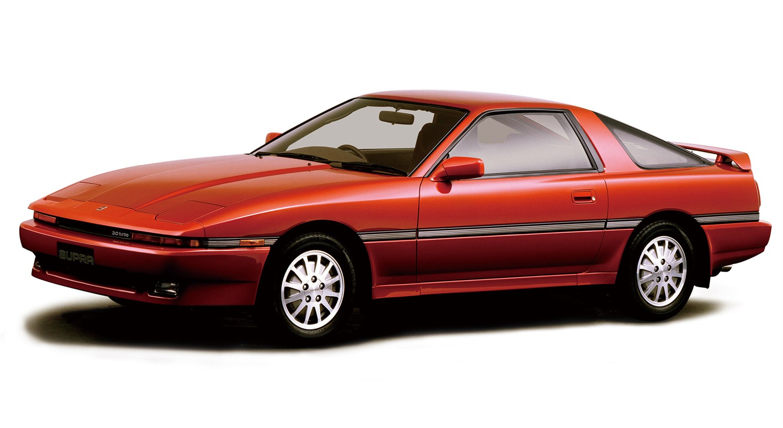 1986年に誕生したA70スープラ。トップモデルの3.0リッターV6ツインターボは、国内仕様が最高出力200PS、輸出仕様は230PSと差別化されていた