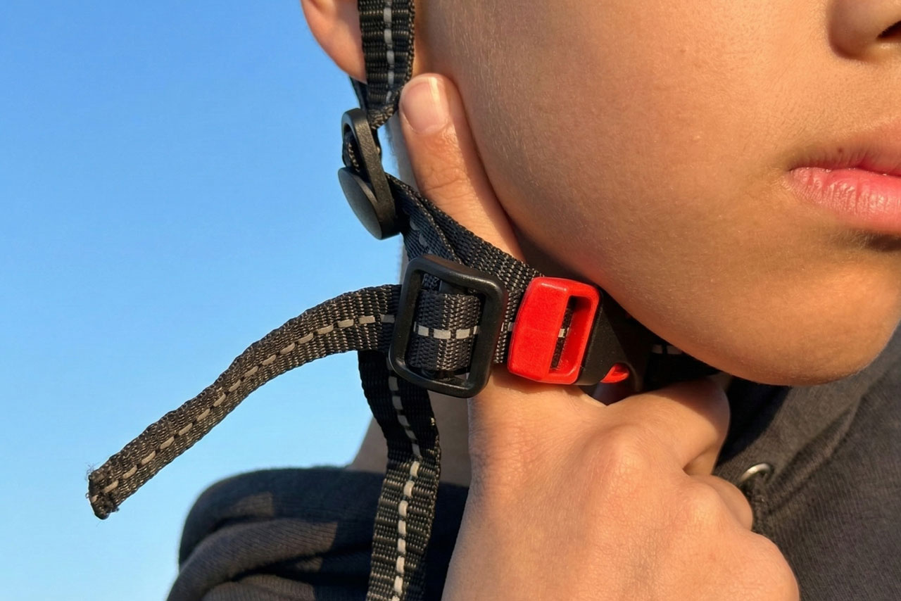 正しいヘルメットのかぶり方、指が一本空いている様子