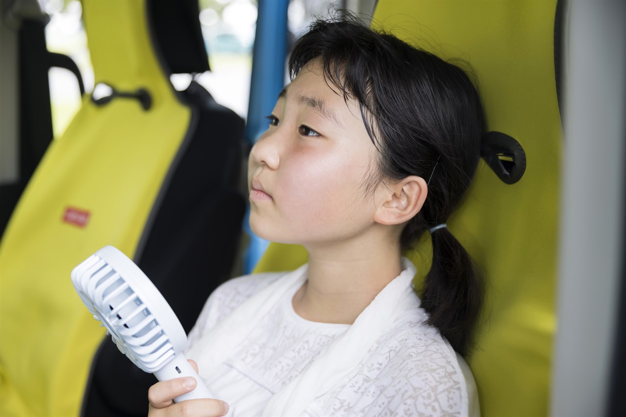 車内に座っている子どもの様子