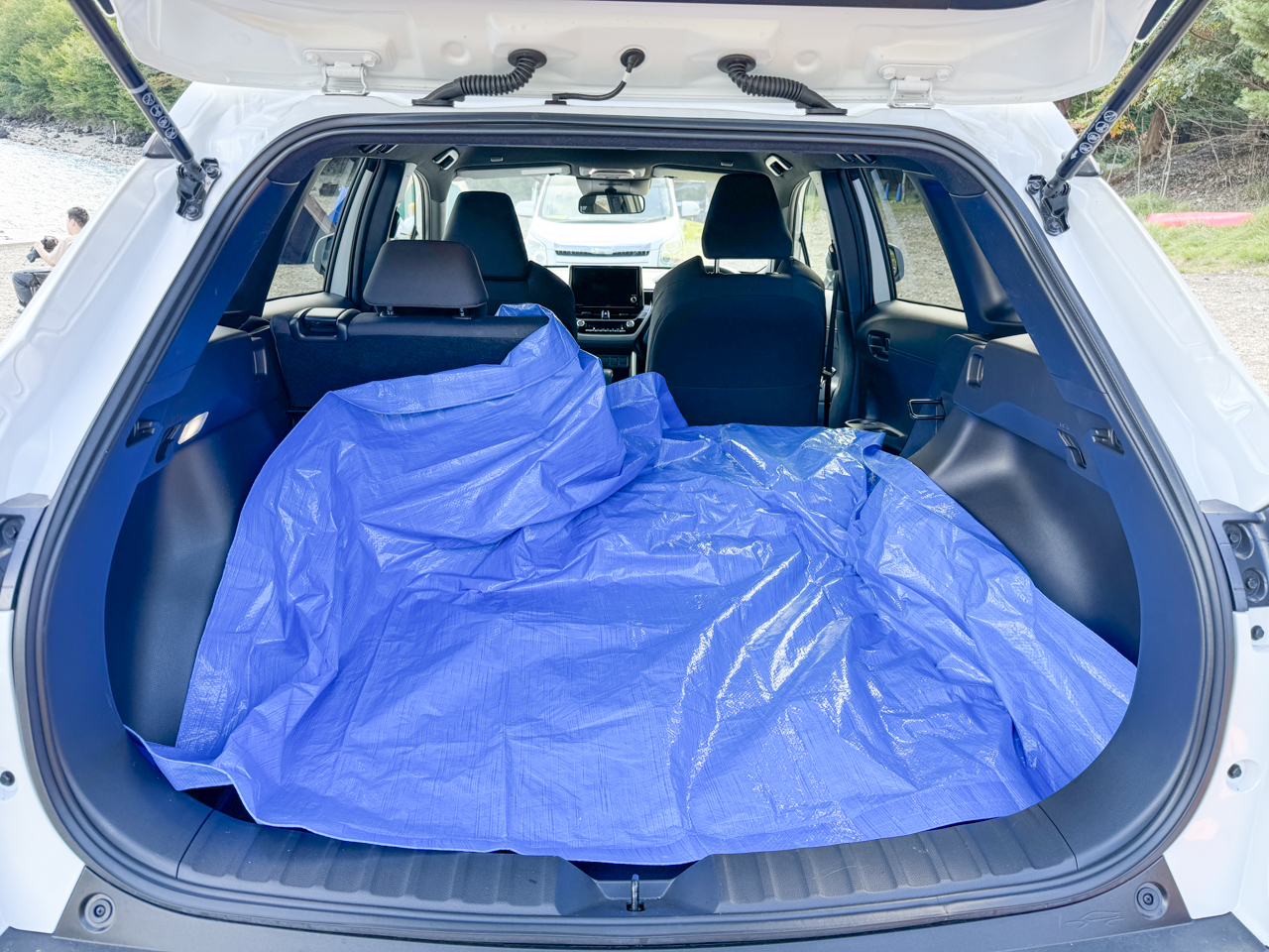 汚れ防止のためにブルーシートを敷きました