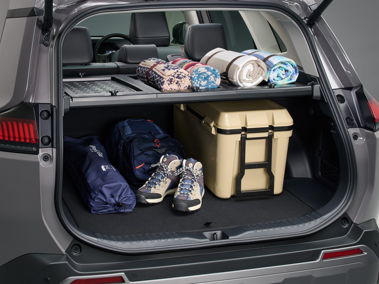 ラゲージスペースを上下に2分割できる便利アイテム「ラゲージユーティリティバー」装着時